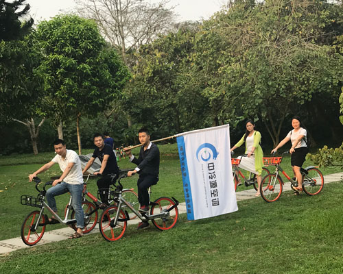 騎行摩拜共享單車